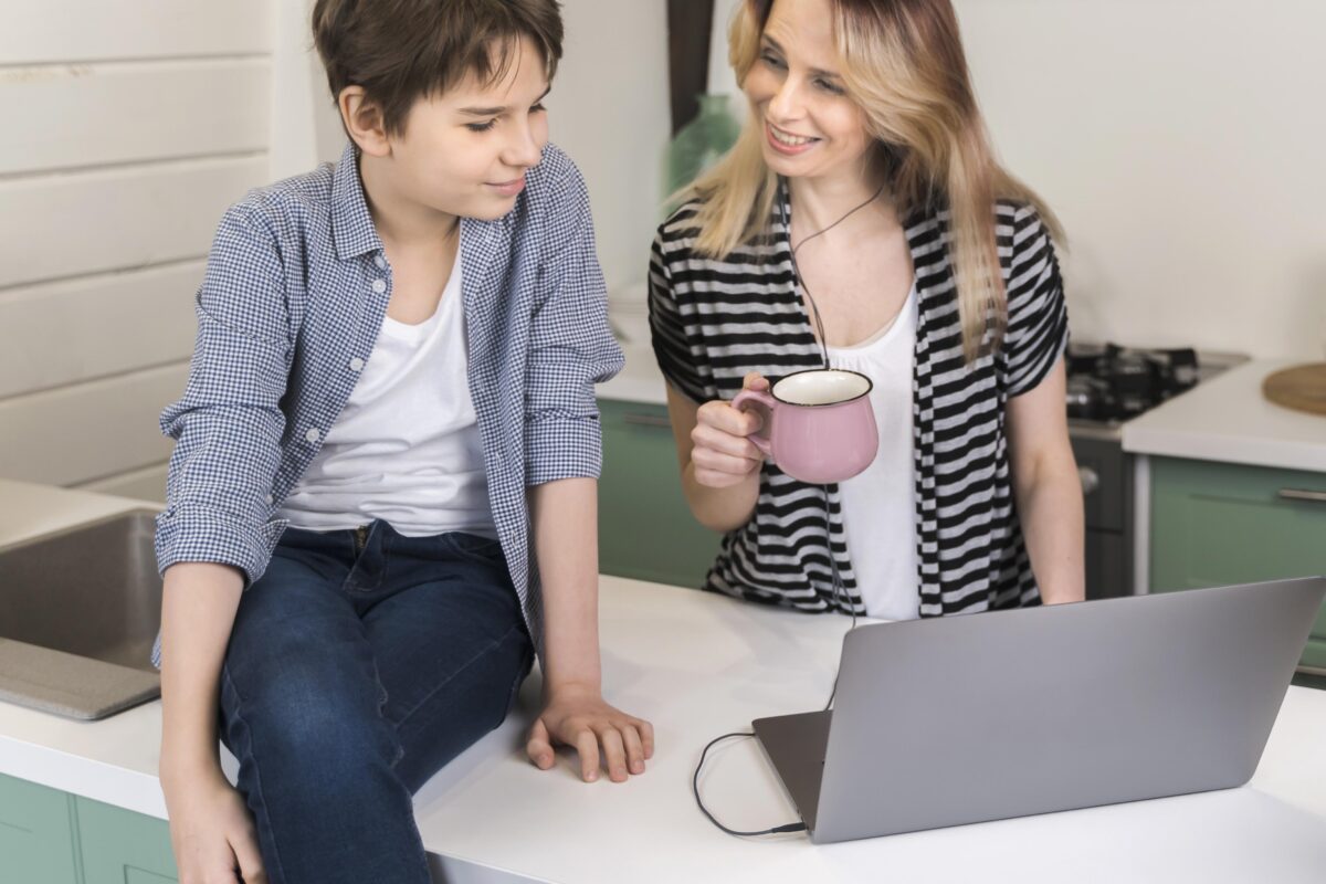 Parents supporting child through Best Online Personalized Tuition in Kerala