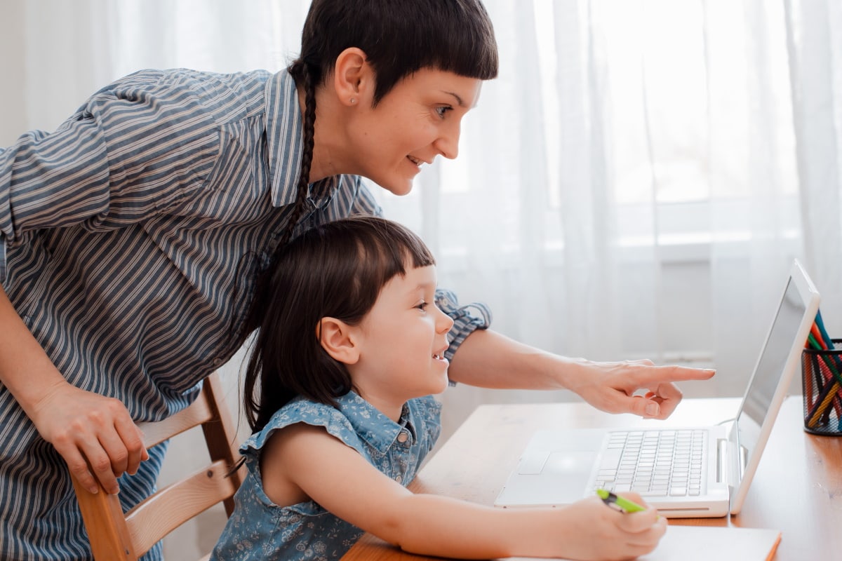 Parent guiding child during online schooling session with Albedo Educator
